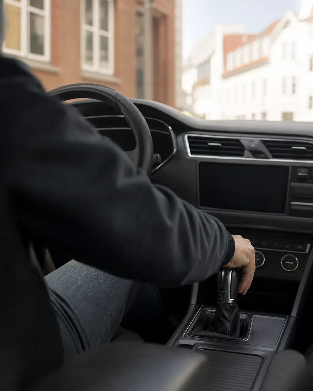 Hånd på gearvælgeren i en bil med automatgear
